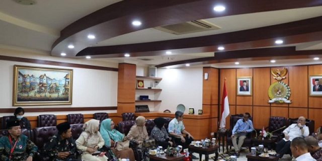 Tata Kesantra: Menjawab Pertanyaan dan Perhatian Sahabat Seperjuangan Tentang FTA (Forum Tanah Air) Tata Kesantra: Menjawab Pertanyaan dan Perhatian Sahabat Seperjuangan Tentang FTA (Forum Tanah Air)
