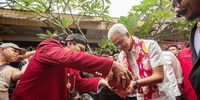 Ke Rumah Bung Karno, Ganjar cuci muka air sumur Jobong peninggalan Majapahit di Surabaya Ke Rumah Bung Karno, Ganjar cuci muka air sumur Jobong peninggalan Majapahit di Surabaya