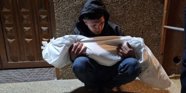 Israel menyerang Gaza dari utara ke selatan saat warga Palestina merayakan Idul Fitri Israel menyerang Gaza dari utara ke selatan saat warga Palestina merayakan Idul Fitri