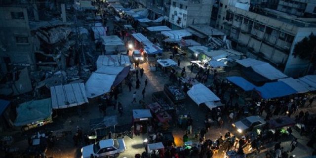 Warga Gaza menunggu gencatan senjata Israel-Hamas, yang akan dimulai pada pukul 08:30 pagi ini Warga Gaza menunggu gencatan senjata Israel-Hamas, yang akan dimulai pada pukul 08:30 pagi ini