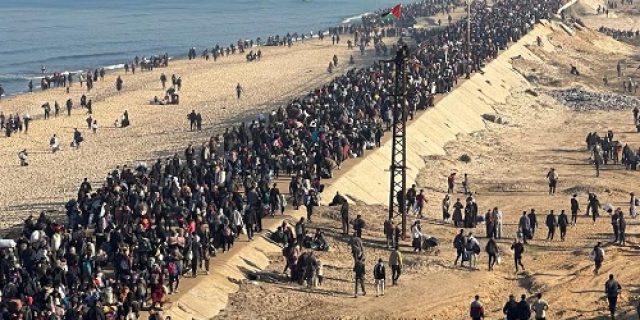 Foto-foto: Puluhan ribu warga Palestina mengalir “pulang” di sepanjang jalan utama menuju Gaza utara Foto-foto: Puluhan ribu warga Palestina mengalir “pulang” di sepanjang jalan utama menuju Gaza utara