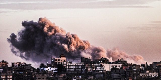 Pengacara Afrika Selatan mempersiapkan gugatan terhadap AS dan Inggris atas keterlibatannya dalam kejahatan perang Israel di Gaza Pengacara Afrika Selatan mempersiapkan gugatan terhadap AS dan Inggris atas keterlibatannya dalam kejahatan perang Israel di Gaza