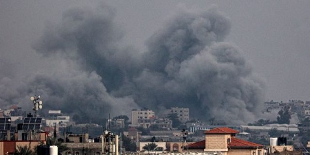 Israel meningkatkan serangan terhadap Khan Younis saat bantuan untuk Gaza tiba di Mesir Israel meningkatkan serangan terhadap Khan Younis saat bantuan untuk Gaza tiba di Mesir