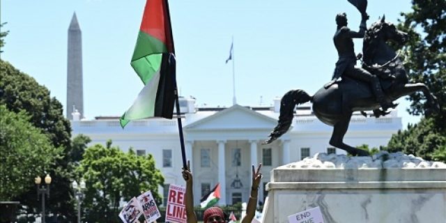 ‘Biden, Kami Adalah Garis Merahmu,’ kata pengunjuk rasa pro-Palestina di sekitar Gedung Putih
