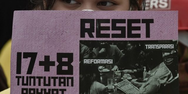 Digital Counter-Revolution: Mengapa Pemerintah Indonesia Berbalik Takluk pada Media Sosial? Digital Counter-Revolution: Mengapa Pemerintah Indonesia Berbalik Takluk pada Media Sosial?