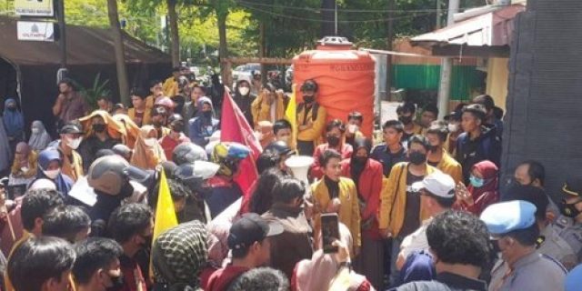 Pusat Dakwah Muhammadiyah Digeledah, AMM Gowa Demo Polrestabes Makassar Pusat Dakwah Muhammadiyah Digeledah, AMM Gowa Demo Polrestabes Makassar