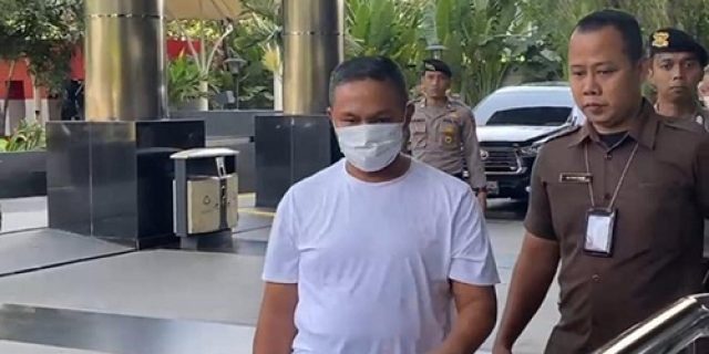 Gubernur Riau Ditangkap KPK: “Taring Kekuasaan Tumpul di Balik Uang Proyek” Gubernur Riau Ditangkap KPK: “Taring Kekuasaan Tumpul di Balik Uang Proyek”