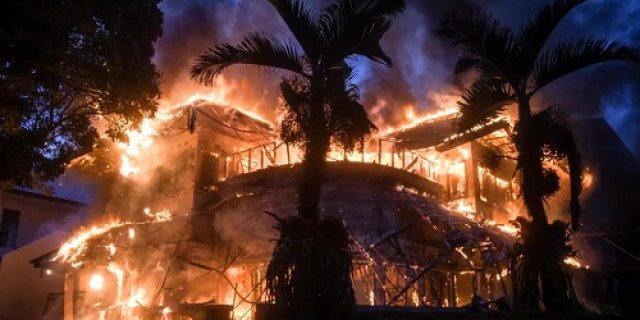 3 Tewas Setelah Massa Membakar Gedung DPRD 3 Tewas Setelah Massa Membakar Gedung DPRD