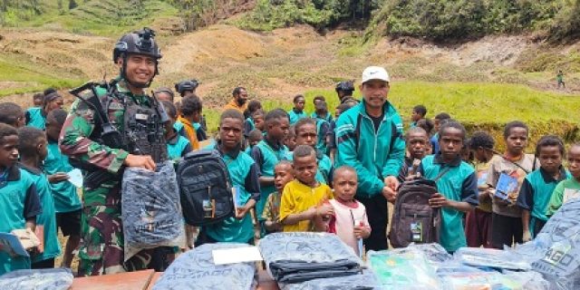 Sambut kembalinya Guru di SD Inpres Dal, Satgas Yonif 433/JS Adakan Jumat Berkah Tarik Minat Belajar Anak-Anak di Distrik Dal untuk kembali bersekolah