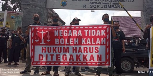 Anak Kyai DPO Tersangka Pencabulan, Masih Bebas. Ratusan Warga Jombang Geruduk Polres Anak Kyai DPO Tersangka Pencabulan, Masih Bebas. Ratusan Warga Jombang Geruduk Polres