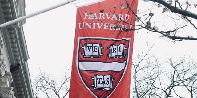 Ratusan mahasiswa keluar sebagai protes pada upacara wisuda Harvard