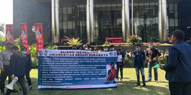 Aliansi Mahasiswa Universitas Negeri Surabaya Unjuk Rasa Didepan Gedung KPK