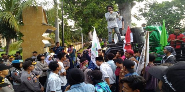 Mahasiswa Mataram Geruduk Mapolda NTB : Adili Wiranto dan Tito Karnavian ke Mahkamah Internasional