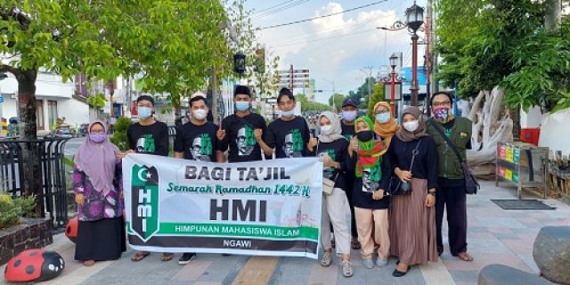 HMI Ngawi Melakukan Gerakan Sosial Berbagi Sembako Dan Ta’jil Ramadhan