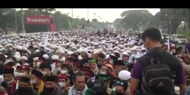 Kisah Menjebol Barisan Polisi di Bandara Saat Jemput HRS Kisah Menjebol Barisan Polisi di Bandara Saat Jemput HRS