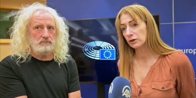 Anggota Parlemen Eropa dari Irlandia berunjuk rasa di depan pengadilan tinggi PBB untuk mendukung Gaza