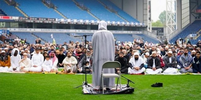 Markas Sepakbola Blackburn Rovers Inggris Membuka Markasnya Untuk Shalat Idul Fitri