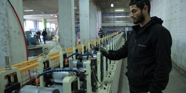 Industri Palestina goyah ketika Israel mengebom Gaza dan mengunci Tepi Barat