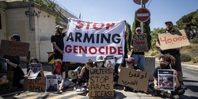 Pejabat Kementerian Luar Negeri Inggris mengundurkan diri sebagai protes atas berlanjutnya penjualan senjata ke Israel