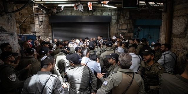 Israel membatasi akses umat Kristen ke perayaan Sabtu Suci di Yerusalem