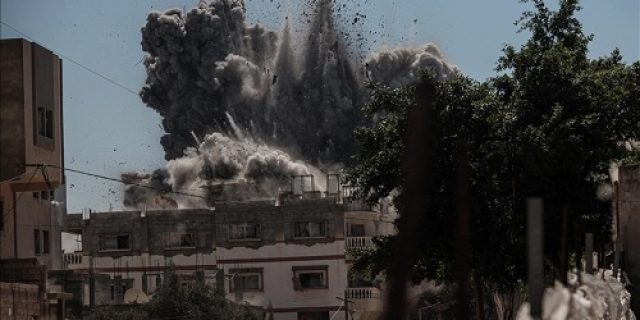 Tentara Israel menghancurkan gedung tinggi lainnya di Kota Gaza, memaksa ratusan warga sipil mengungsi