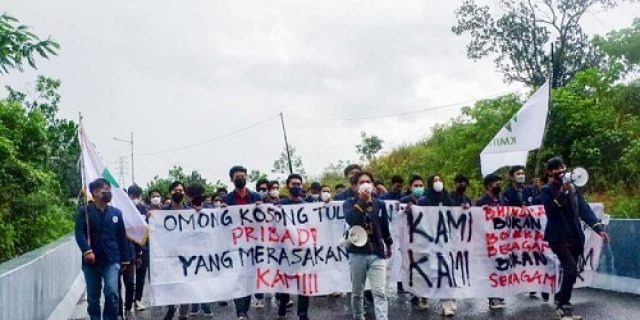 Mahasiswa ITK Unjuk Rasa Tuntut Rektor Prof Budi Santoso Mundur