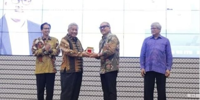 ITS Berikan Penghargaan Kepada Tokoh Nasional Dan Alumni ITS Berikan Penghargaan Kepada Tokoh Nasional Dan Alumni