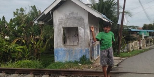 Di Kota Tebingtinggi Anak Umur Belajar Jaga Palang Lintasan Kereta Api Di Kota Tebingtinggi Anak Umur Belajar Jaga Palang Lintasan Kereta Api