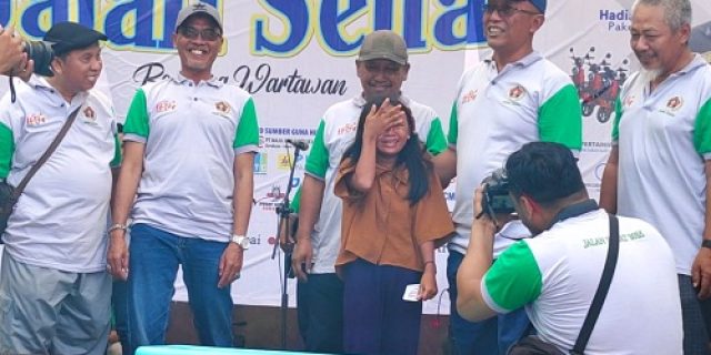 Sersan Munir Persembahkan Hadiah Umrah Jalan Sehat PWI Jatim  Untuk  Ibunda Sersan Munir Persembahkan Hadiah Umrah Jalan Sehat PWI Jatim  Untuk  Ibunda