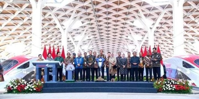 Presiden Jokowi Resmikan WHOOSH, Kereta Cepat Pertama di Indonesia dan Asia Tenggara