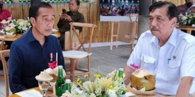 Heboh Ekspresi Wajah Jokowi Dan Luhut, Ini Tanggapan Rocky Gerung Heboh Ekspresi Wajah Jokowi Dan Luhut, Ini Tanggapan Rocky Gerung