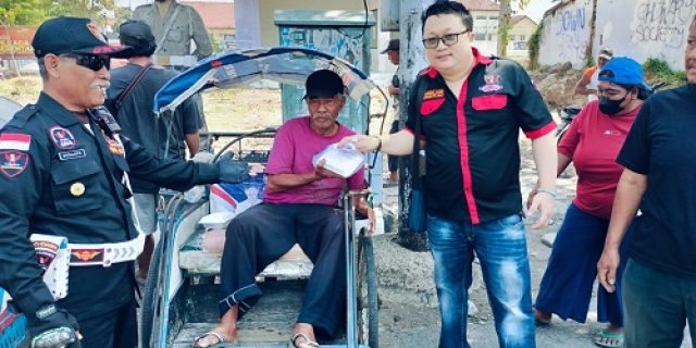 Tradisi Jumat Berkah DPC GRIB Jaya Kota Kediri, Bagikan Ratusan Nasi Kotak Di Perempatan Lampu Merah Kelurahan Mrican.