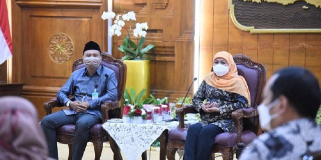 Gubernur Jatim Terima Penghargaan Sebagai Anggota Kehormatan KAHMI Jatim