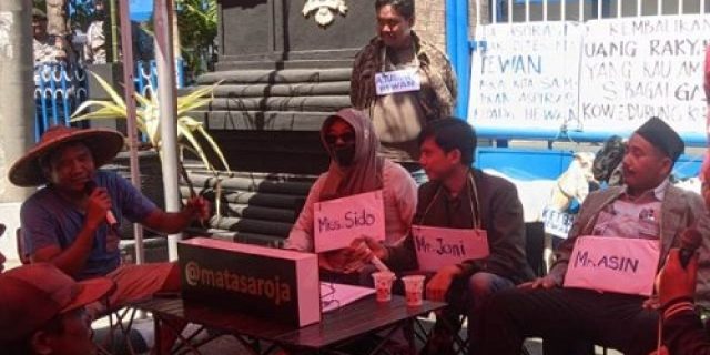 LSM Saroja Kota Kediri Bawa 3 Ekor Kambing ke DPRD: Kambing Ini Lebih Jujur dan Patuh Dibanding Anggota Dewan LSM Saroja Kota Kediri Bawa 3 Ekor Kambing ke DPRD: Kambing Ini Lebih Jujur dan Patuh Dibanding Anggota Dewan