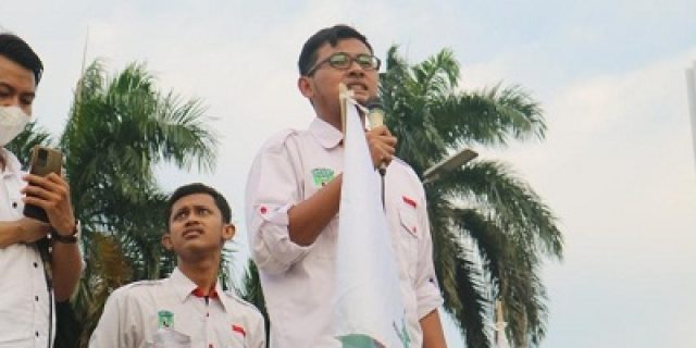 KAMMI Demo Tolak Kenaikan Harga BBM di Istana KAMMI Demo Tolak Kenaikan Harga BBM di Istana