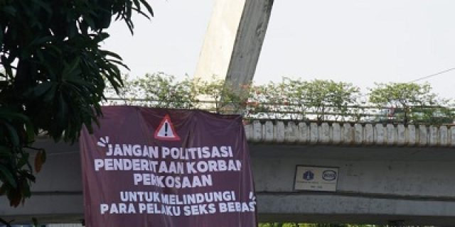 Bentangkan Spanduk Raksasa, KAMMI: Jangan Politisasi Penderitaan Korban Perkosaan Untuk Melindungi Para Pelaku Seks Bebas