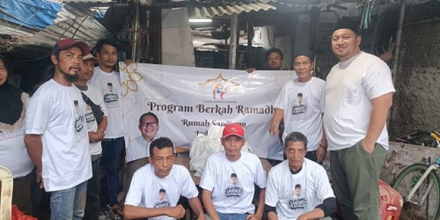 Rumah SandiagaUno Indonesia Kota Bekasi Bagi Takjil Kepada Para Pemulung