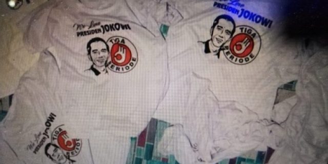 Polisi Amankan Kaus Bertulis ‘Jokowi 3 Periode’ Sebelum Jokowi ke Ende