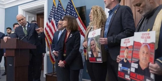 Keluarga sandera yang ditahan oleh Hamas bergabung dengan anggota parlemen di Capitol Hill