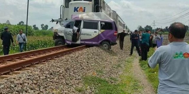 KA Matarmaja Seruduk Mobil RSUD Gambiran Kediri KA Matarmaja Seruduk Mobil RSUD Gambiran Kediri