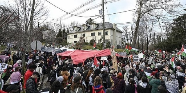 Ratusan orang unjukrasa di luar Kedutaan Besar Israel di Washington menuntut gencatan senjata di Gaza