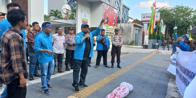 Pengunjuk Rasa KNPI Riau Ungkap PT Adil Utama Diduga Tak Bayar Pajak Pengunjuk Rasa KNPI Riau Ungkap PT Adil Utama Diduga Tak Bayar Pajak