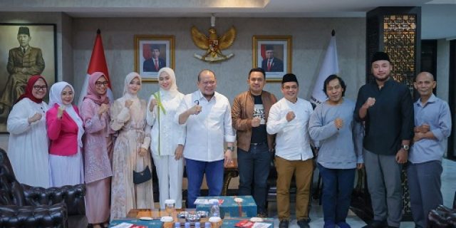 Anggota DPD RI terpilih Komeng buka bersama dengan Ketua DPD RI: Apa beda Senator Indonesia dan Amerika?