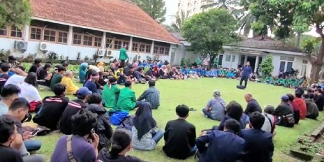 Meski Dihalangi, Konsolidasi Nasional Rakyat Indonesia Tetap Berlangsung di Pelataran Gedung Pandansari