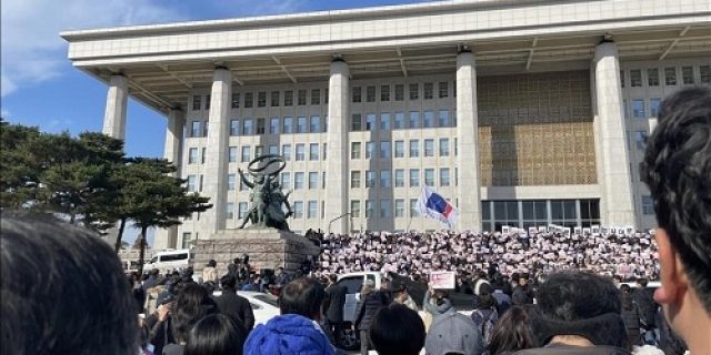 Pemimpin partai berkuasa Korea Selatan mengundurkan diri setelah pemakzulan presiden