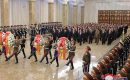 Pemimpin Korea Utara Kim Jong Un mengunjungi makam keluarga untuk memberi penghormatan kepada ayahnya