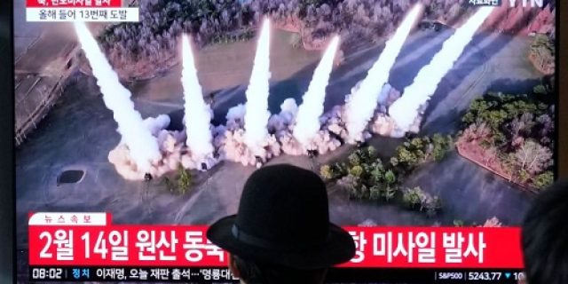 Korea Utara diduga menembakkan rudal balistik jarak menengah Korea Utara diduga menembakkan rudal balistik jarak menengah