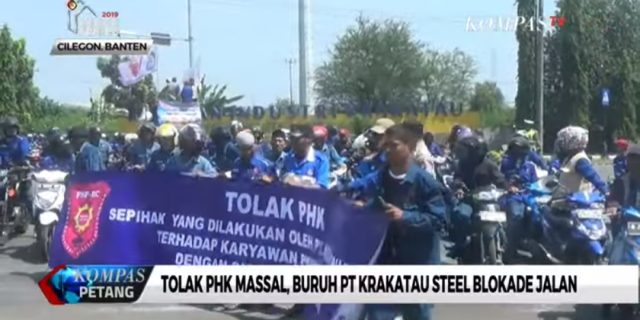 Tolak PHK Massal 2.860 Orang, Buruh Krakatau Stell Blokade Jalan