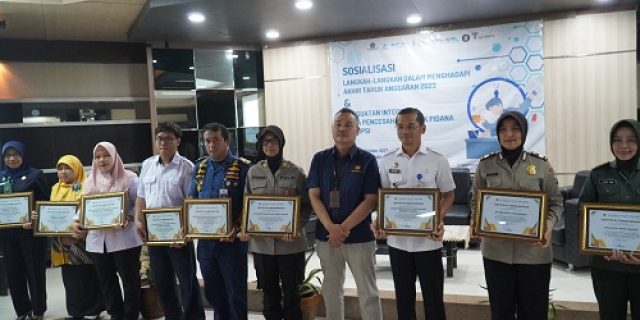 KPPN Tipe A1 Surabaya II Berikan Penghargaan Kepada KSOP Kelas II Gresik Sebagai Satker Tercepat Dan Akurat Dalam Penyampaian Laporan KPPN Tipe A1 Surabaya II Berikan Penghargaan Kepada KSOP Kelas II Gresik Sebagai Satker Tercepat Dan Akurat Dalam Penyampaian Laporan