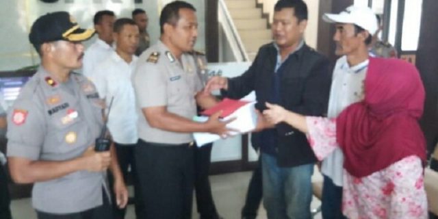 Data E-KTP Dibobol Puluhan Warga Kediri Datangi Polda Jatim